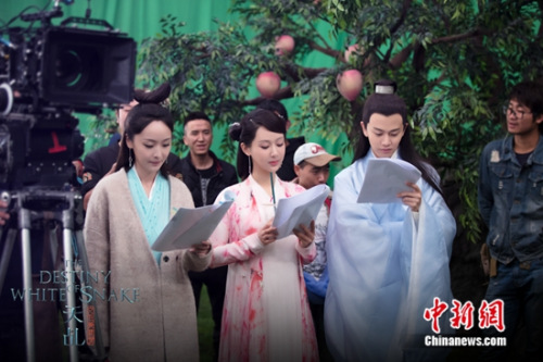 杨紫、任嘉伦、李曼片场花絮 杨紫、任嘉伦、李曼片场花絮