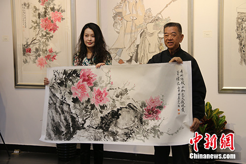 曲真慧分别向中华慈善总会明天会更好慈善爱心书画艺术交流基金、中国少年儿童文化艺术基金会捐赠作品。活动方供图 曲真慧分别向中华慈善总会明天会更好慈善爱心书画艺术交流基金、中国少年儿童文化艺术基金会捐赠作品。活动方供图