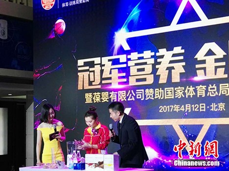 奥运冠军何可欣还在葆婴培训师的讲解下,学习制作“葆必康花式奶昔”。<a target='_blank' href='http://www.chinanews.com/' >中新网</a>记者 宋宇晟 摄 奥运冠军何可欣还在葆婴培训师的讲解下,学习制作“葆必康花式奶昔”。<a target='_blank' href='http://www.chinanews.com/' >中新网</a>记者 宋宇晟 摄