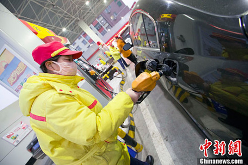 资料图:山西太原,加油站工作人员正在给车辆加油。 张云 摄 资料图:山西太原,加油站工作人员正在给车辆加油。 张云 摄