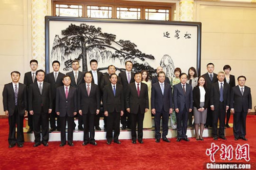 4月12日,中共中央政治局常委、中央书记处书记刘云山在北京会见了越共中央委员、越南人民报总编辑、越南记协主席顺友率领的越南人民报代表团。 <a target='_blank' href='http://www.chinanews.com/'>中新社</a>记者 盛佳鹏 摄 4月12日,中共中央政治局常委、中央书记处书记刘云山在北京会见了越共中央委员、越南人民报总编辑、越南记协主席顺友率领的越南人民报代表团。 <a target='_blank' href='http://www.chinanews.com/'>中新社</a>记者 盛佳鹏 摄