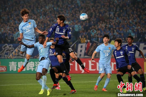 4月11日晚,在江苏南京举行的2017赛季亚冠联赛H组第四轮比赛中,中国江苏苏宁队主场以3比0战胜日本大阪钢巴队,以小组赛四战全胜的成绩提前两轮进入淘汰赛。<a target='_blank' href='http://www.chinanews.com/'>中新社</a>记者 泱波 摄 4月11日晚,在江苏南京举行的2017赛季亚冠联赛H组第四轮比赛中,中国江苏苏宁队主场以3比0战胜日本大阪钢巴队,以小组赛四战全胜的成绩提前两轮进入淘汰赛。<a target='_blank' href='http://www.chinanews.com/'>中新社</a>记者 泱波 摄