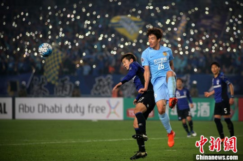 4月11日晚,在江苏南京举行的2017赛季亚冠联赛H组第四轮比赛中,中国江苏苏宁队主场以3比0战胜日本大阪钢巴队,以小组赛四战全胜的成绩提前两轮进入淘汰赛。<a target='_blank' href='http://www.chinanews.com/'>中新社</a>记者 泱波 摄 4月11日晚,在江苏南京举行的2017赛季亚冠联赛H组第四轮比赛中,中国江苏苏宁队主场以3比0战胜日本大阪钢巴队,以小组赛四战全胜的成绩提前两轮进入淘汰赛。<a target='_blank' href='http://www.chinanews.com/'>中新社</a>记者 泱波 摄