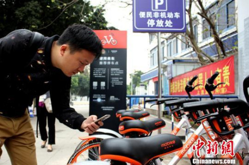 该停车点的设立采用醒目站牌标识和使用指南,以及警方的倡议,通过停车点链接周边学校、社区、商圈等满足市民出行需要。 张宁 摄 该停车点的设立采用醒目站牌标识和使用指南,以及警方的倡议,通过停车点链接周边学校、社区、商圈等满足市民出行需要。 张宁 摄