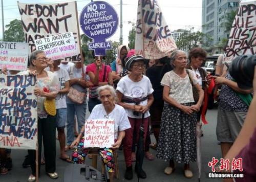 资料图：此前，菲律宾多个民间团体在日本驻菲大使馆前举行集会抗议活动，要求日本政府向慰安妇受害者正式道歉、赔偿。图为4名菲籍慰安妇受害者参加当天抗议活动。