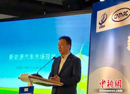 中国汽车流通协会会长沈进军在研讨会现场发表讲话 中国汽车流通协会会长沈进军在研讨会现场发表讲话
