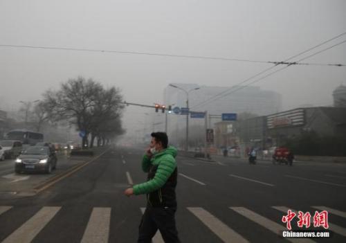 资料图:一名戴着口罩的行人走在北京街头。<a target='_blank' href='http://www.chinanews.com/'>中新社</a>记者 张浩 摄 资料图:一名戴着口罩的行人走在北京街头。<a target='_blank' href='http://www.chinanews.com/'>中新社</a>记者 张浩 摄