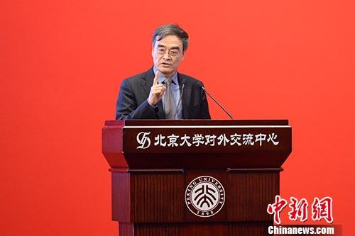 4月22日,国务院港澳事务办公室副主任冯巍在北京表示,香港回归祖国20年来,“一国两制”的实践是成功的,但未来不可能一帆风顺。“一国两制”的成功实践,是面对问题、迎接挑战、解决问题的过程。冯巍当天出席北京大学举办的“纪念香港回归祖国二十周年研讨会”,在开幕式上 4月22日,国务院港澳事务办公室副主任冯巍在北京表示,香港回归祖国20年来,“一国两制”的实践是成功的,但未来不可能一帆风顺。“一国两制”的成功实践,是面对问题、迎接挑战、解决问题的过程。冯巍当天出席北京大学举办的“纪念香港回归祖国二十周年研讨会”,在开幕式上