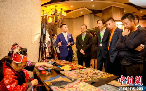 中国企业家俱乐部的理事们欣赏苗绣手工艺传承匠人表演 中国企业家俱乐部的理事们欣赏苗绣手工艺传承匠人表演