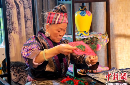 世界非物质文化遗产苗族刺绣传承人潘玉珍老人 世界非物质文化遗产苗族刺绣传承人潘玉珍老人