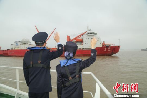 中国国家海洋局极地研究所所属科考船“雪龙号”完成第33次南极科学考察任务,10日抵达上海长江口水域。 芊烨 摄 中国国家海洋局极地研究所所属科考船“雪龙号”完成第33次南极科学考察任务,10日抵达上海长江口水域。 芊烨 摄