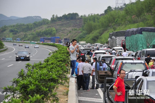 5��1�գ��ֹ���������Ϸ���Դ̶����Ϫ·�γ���ӵ�¡������ǡ���һ��С�������գ��㶫ʡ�������ٹ�·���ִ����ӵ�£�ӵ��·�α鲼���������������ǵ����� �»������ �ƹ��� �� ͼƬ��Դ���»���