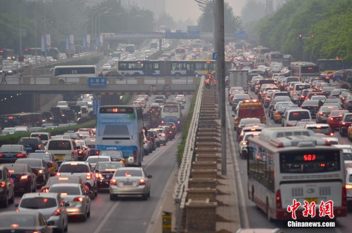 ����һ��С���ټ�������֮�ʣ�������·�ܳ��ο����ͳ��ǿ�������Ӱ�죬4��29�����߷���ǰ��16ʱ��17ʱ-18ʱ���ٹ�·ӵ����Ϊͻ����ͼΪ������������·ũչ�Ÿ���ӵ�����ء�<a target='_blank' href='http://www.chinanews.com/' >������</a>���� ��˶ ��