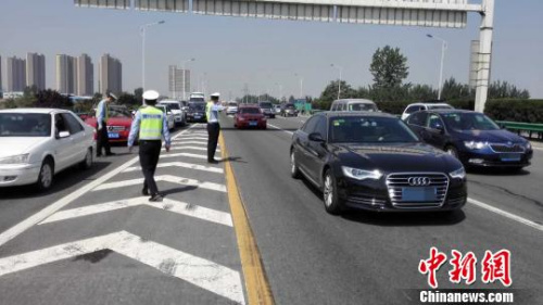 ͼΪ�������ٽ����Խ�ͨ�����赼������һ�� ��