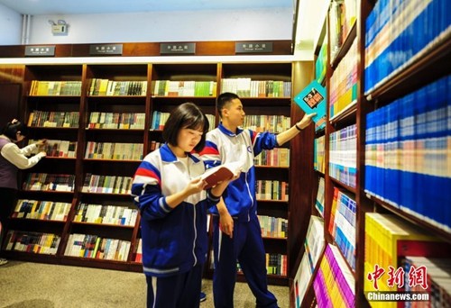 ����ͼ��ѧ����������Ӫ��У԰���»���ꡱ�ڶ��顣<a target='_blank' href='http://www.chinanews.com/'>������</a>���� ���� ��