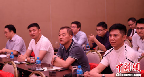 4月24日,中柬跨境资本服务平台在柬埔寨王国首都金边启动,并举行首场“路演”对接中国深圳分会场。图为现场出席启动仪式的在柬中方企业家代表。<a target='_blank' href='http://www.chinanews.com/'>中新社</a>记者 黄耀辉 摄 4月24日,中柬跨境资本服务平台在柬埔寨王国首都金边启动,并举行首场“路演”对接中国深圳分会场。图为现场出席启动仪式的在柬中方企业家代表。<a target='_blank' href='http://www.chinanews.com/'>中新社</a>记者 黄耀辉 摄