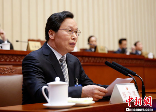 4��24�գ�ʮ����ȫ���˴�ί��ڶ�ʮ�ߴλ����ڱ����������ÿ�Ļ��ͼΪ���顶�л����񹲺͹���淨(�޶��ݰ�)����ȫ���˴���ίԱ�ḱ����ίԱл�������������ı��档<a target='_blank' href='http://www.chinanews.com/'>������</a>���� ���� ��