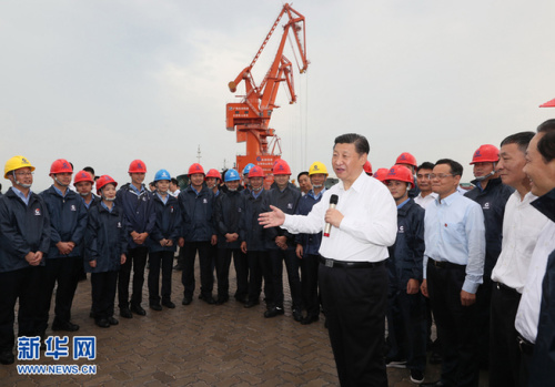 4月19日至21日,中共中央总书记、国家主席、中央军委主席习近平在广西考察。这是4月19日下午,习近平在北海市铁山港公用码头亲切看望在现场作业的工人们。新华社记者 鞠鹏 摄 4月19日至21日,中共中央总书记、国家主席、中央军委主席习近平在广西考察。这是4月19日下午,习近平在北海市铁山港公用码头亲切看望在现场作业的工人们。新华社记者 鞠鹏 摄