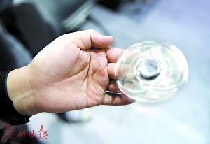 中国公司开发的这款指尖陀螺玩具风靡欧美。 中国公司开发的这款指尖陀螺玩具风靡欧美。