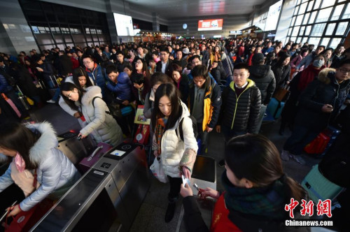 图为北京西站,旅客正在检票。<a target='_blank' href='http://www.chinanews.com/' >中新网</a>记者 金硕 摄 图为北京西站,旅客正在检票。<a target='_blank' href='http://www.chinanews.com/' >中新网</a>记者 金硕 摄