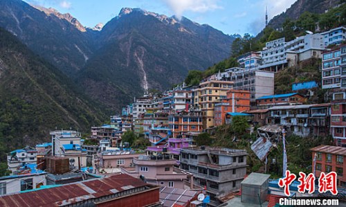 全村约1800名居民已转移到日喀则市区的樟木新区,成为西藏第一个因