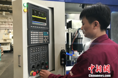 数控高级技师詹求峰在操作设备。<a target='_blank' href='http://www.chinanews.com/' >中新网</a> 种卿 摄 数控高级技师詹求峰在操作设备。<a target='_blank' href='http://www.chinanews.com/' >中新网</a> 种卿 摄