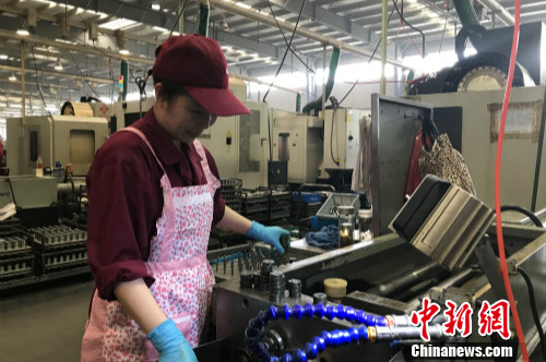 詹求峰的爱人在车间另一边忙碌着。<a target='_blank' href='http://www.chinanews.com/' >中新网</a> 种卿 摄 詹求峰的爱人在车间另一边忙碌着。<a target='_blank' href='http://www.chinanews.com/' >中新网</a> 种卿 摄
