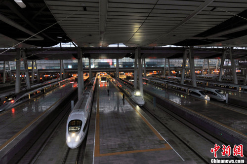 资料图。图为北京南站站台内的动车整装待发。<a target='_blank' href='http://www.chinanews.com/' >中新网</a>记者 张龙云 摄 资料图。图为北京南站站台内的动车整装待发。<a target='_blank' href='http://www.chinanews.com/' >中新网</a>记者 张龙云 摄