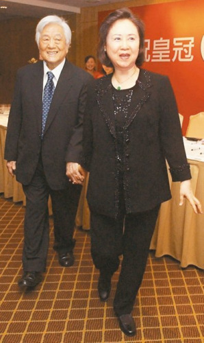 图为琼瑶与平鑫涛出席皇冠五十周年餐会。 《联合报》资料图片