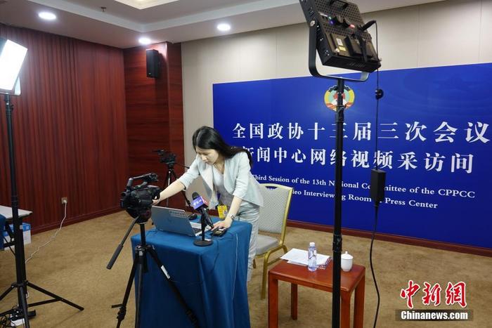 网络视频采访间:连接会场内外 传递两会信息