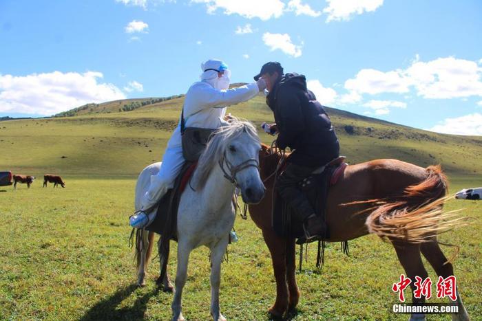 内蒙古：马背上的核酸检测