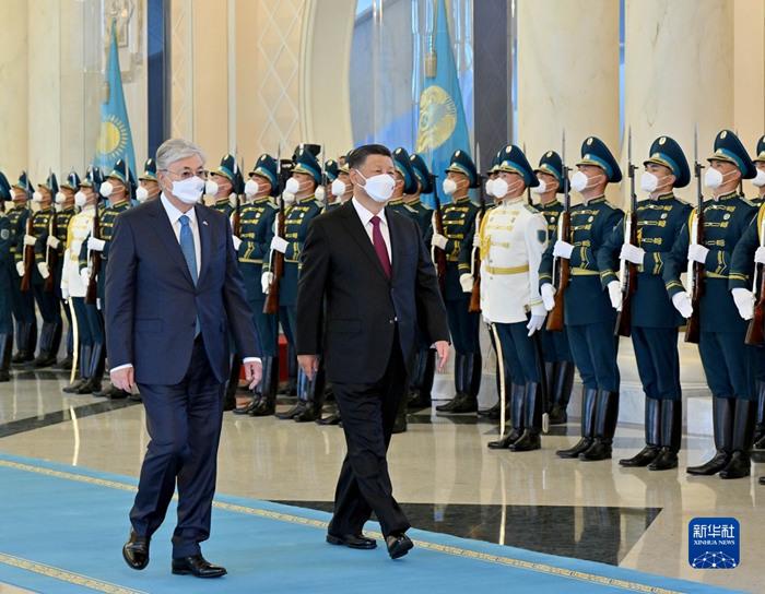 习近平出席哈萨克斯坦总统托卡耶夫举行的欢迎仪式