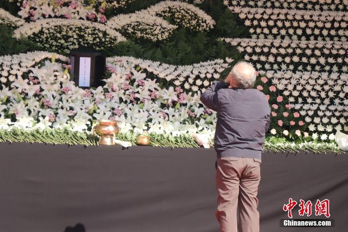 韩国民众在首尔广场悼念踩踏事故遇难者	