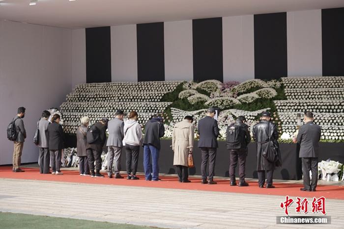 韩国民众悼念梨泰院踩踏事故遇难者