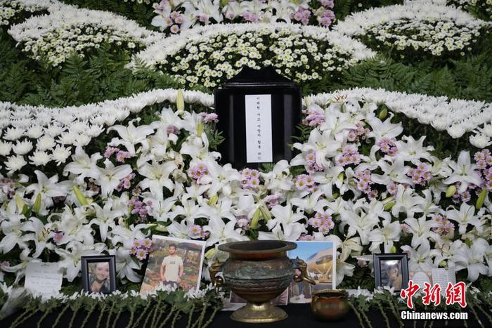韩国民众深夜悼念梨泰院踩踏事故遇难者