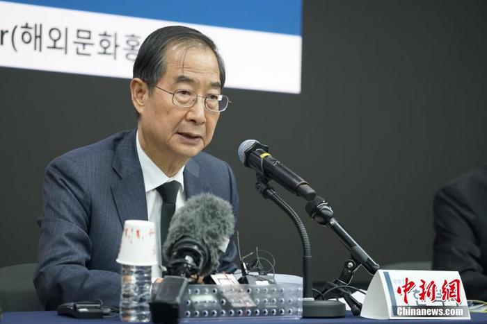韩国总理韩德洙举行外国记者见面会