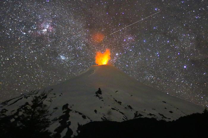 火山与星空相映成辉