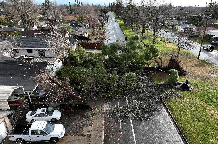 美国加州风暴致超56万用户断电