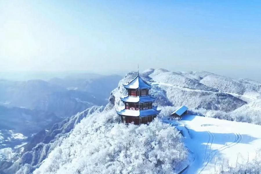 陕西汉中：龙头山银装素裹 游人雪中漫步