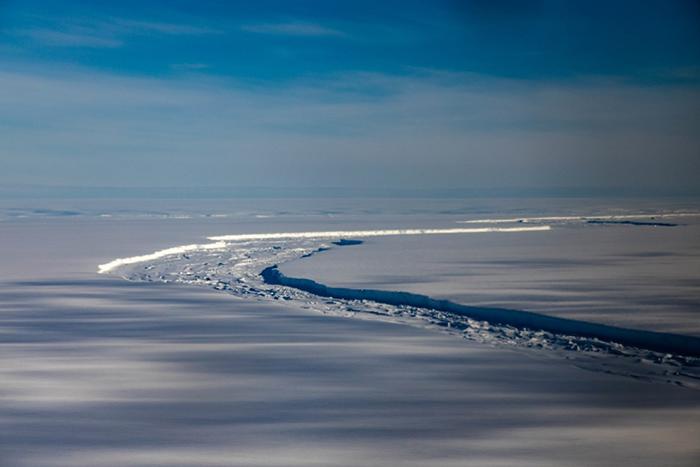 南极洲冰山脱落 面积接近伦敦
