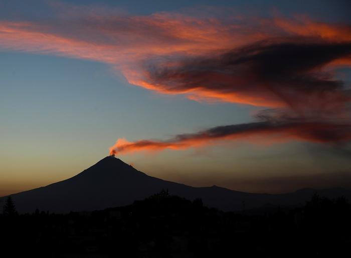 墨西哥波波卡特佩特火山进入活跃状态