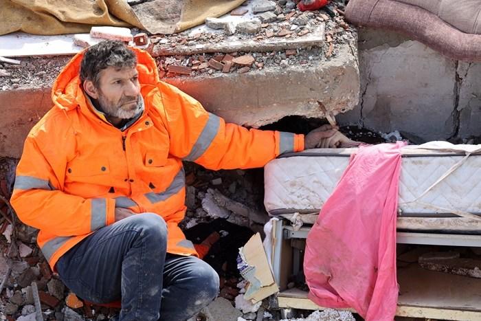 令人动容！土耳其强震后父亲紧握废墟下女儿的手