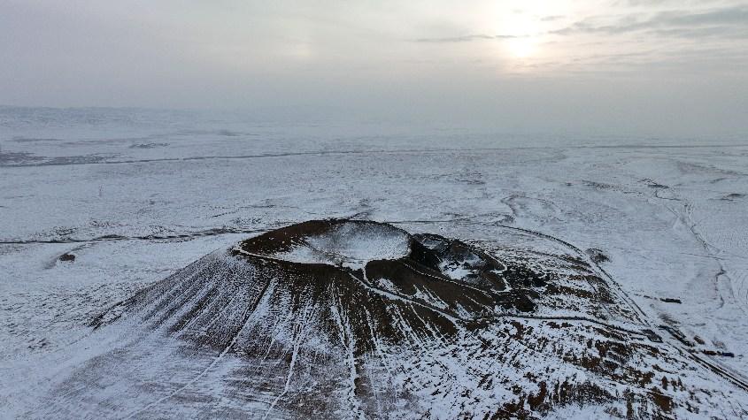 白雪覆盖下的乌兰哈达“火山博物馆”