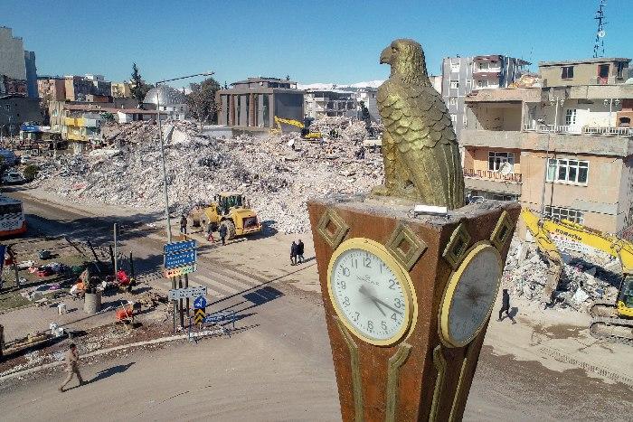 土耳其钟楼时钟停止在地震发生时刻