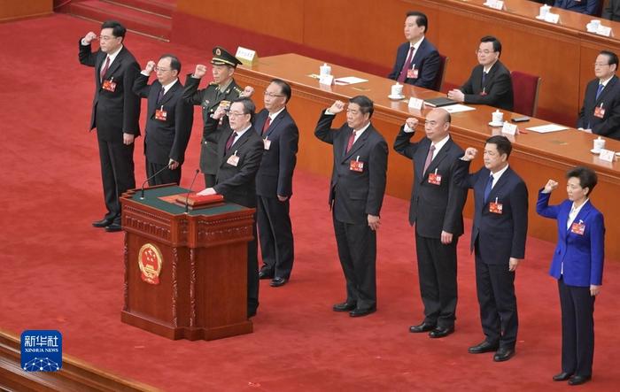 国务院副总理、国务委员、秘书长进行宪法宣誓