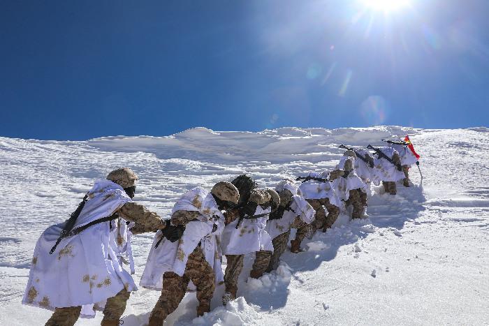 西藏阿里军分区官兵边防线上踏雪巡逻