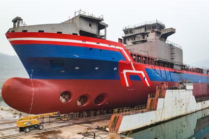 中国首艘万吨级远洋通信海缆铺设船下水舾装