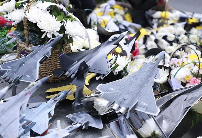 “海空卫士”王伟墓前摆满战机模型