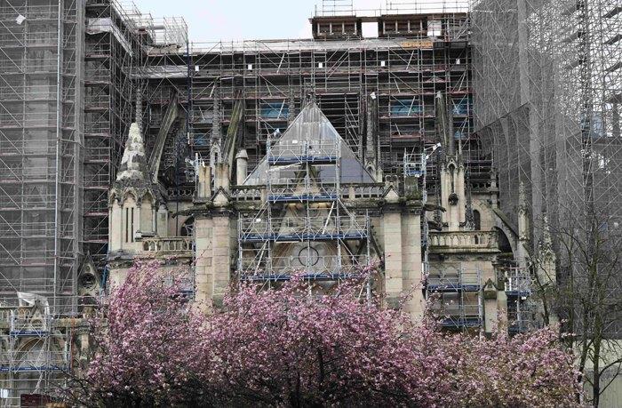 巴黎圣母院被烧毁塔尖重新安装