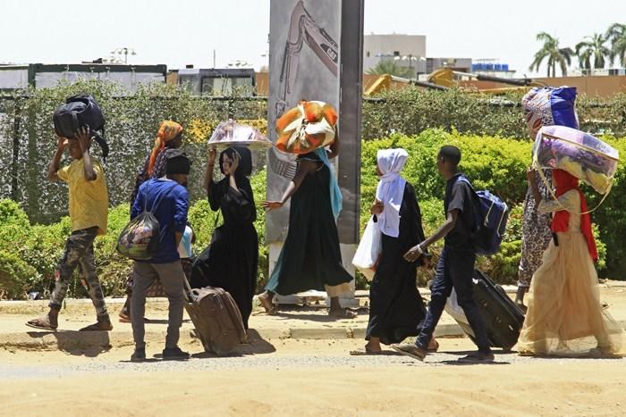 苏丹民众逃离首都躲避战火